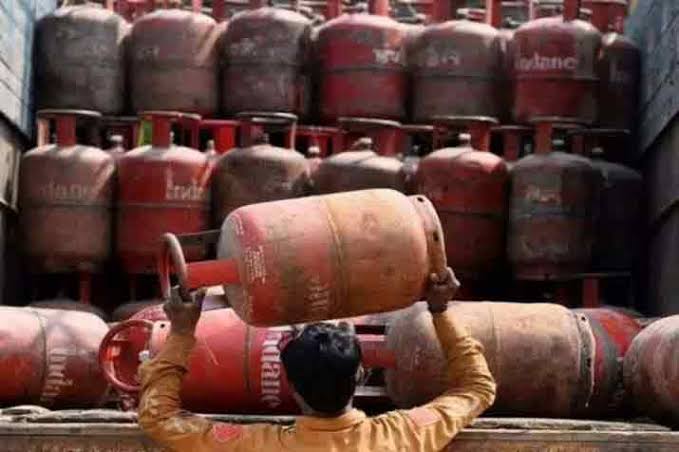 LPG કિંમતોમાં વિસ્ફોટ, કોમર્શિયલ સિલિન્ડરએ 43.5 રૂપિયાનો વધારો