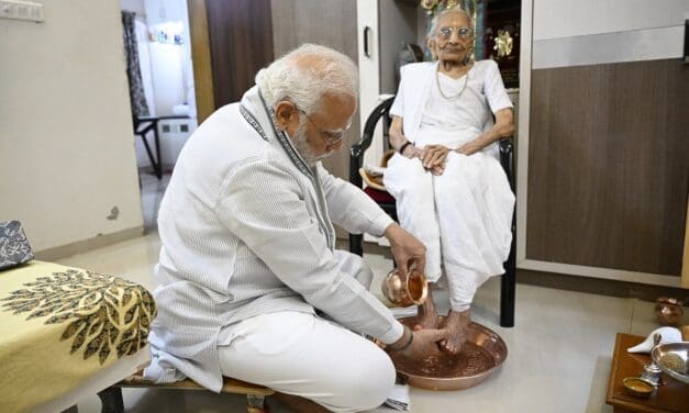 PM નરેન્દ્ર મોદીએ માતાનો 100મો જન્મદિવસ ઘરે મનાવ્યો, માતાના પગ ધોઇની પાણી માથે ચઢાવ્યું
