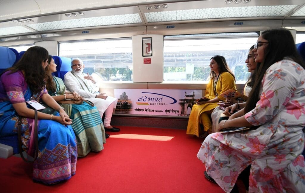 Gandhinagar, Ahmedabad, Mumbai, Vande Bharat express Train, Pm Narendra Modi, નરેન્દ્ર મોદી, વંદે ભારત એક્સપ્રેસ, ગાંધીનગર-મુંબઇ ટ્રેન, અમદાવાદ, 