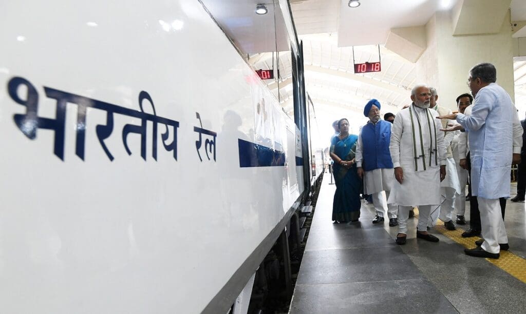 Gandhinagar, Ahmedabad, Mumbai, Vande Bharat express Train, Pm Narendra Modi, નરેન્દ્ર મોદી, વંદે ભારત એક્સપ્રેસ, ગાંધીનગર-મુંબઇ ટ્રેન, અમદાવાદ, 