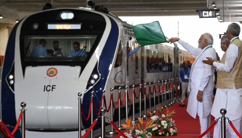 Gandhinagar, Ahmedabad, Mumbai, Vande Bharat express Train, Pm Narendra Modi, નરેન્દ્ર મોદી, વંદે ભારત એક્સપ્રેસ, ગાંધીનગર-મુંબઇ ટ્રેન, અમદાવાદ, 