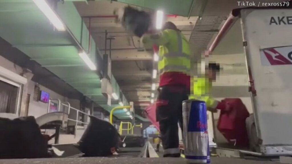 Qantas, Baggade handlers video, Carousel Melbourne Airport, મેલબોર્ન એરપોર્ટ, કન્તાસ, બેગેજ હેન્ડલર્સ,