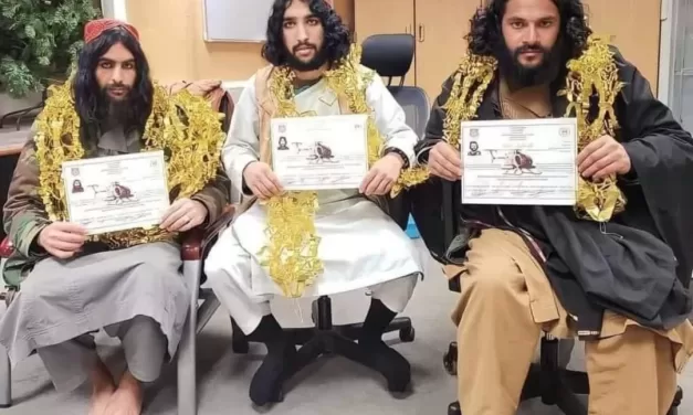 Taliban Pilots: આંખોમાં મસ્કરા, લાંબા વાળ અને હાથમાં લાઇસન્સ !