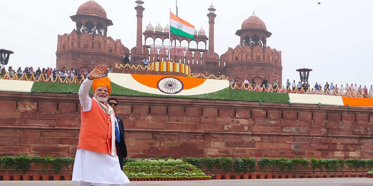 લાલ કિલ્લા પર સ્વતંત્રતા દિવસની ઉજવણી, PM મોદીએ ઝંડો લહેરાવ્યો, વિકસિત અને સુરક્ષિત ભારતનું વિઝન રજૂ કર્યું