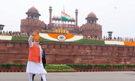 લાલ કિલ્લા પર સ્વતંત્રતા દિવસની ઉજવણી, PM મોદીએ ઝંડો લહેરાવ્યો, વિકસિત અને સુરક્ષિત ભારતનું વિઝન રજૂ કર્યું