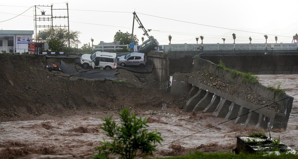 વૈષ્ણો દેવી યાત્રા માર્ગ પર ભૂસ્ખલન અને ભારે વરસાદ, 31 શ્રદ્ધાળુઓનાં મોત