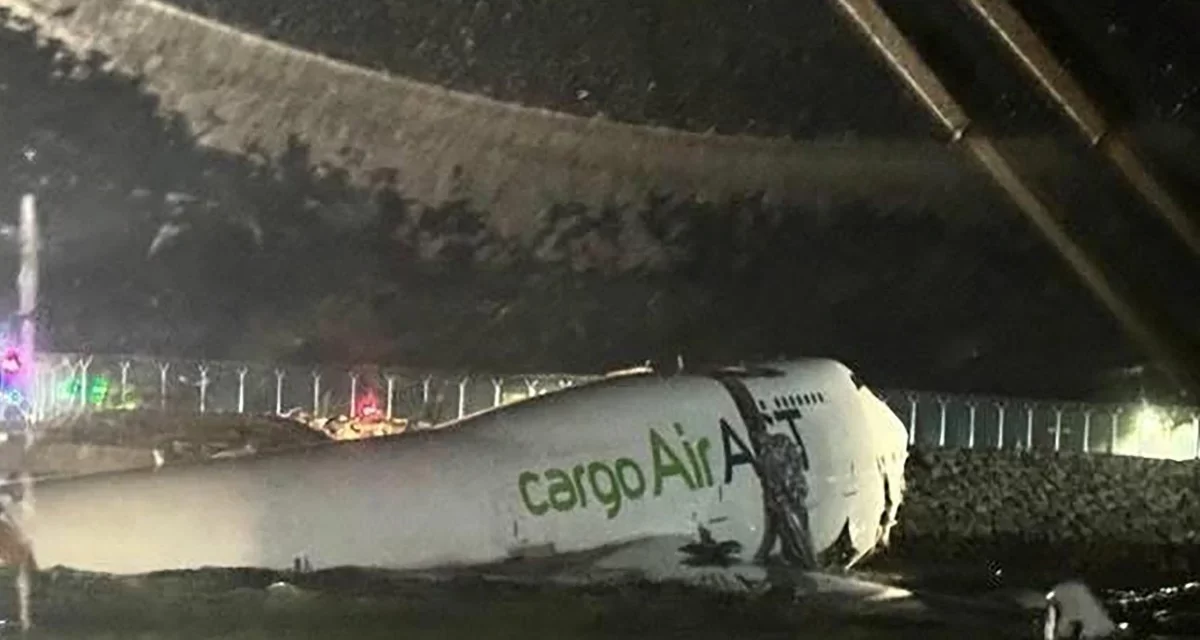 હોંગકોંગ એરપોર્ટ પર મોટી દુર્ઘટના: કાર્ગો પ્લેન રનવે પરથી ફંટાઈને સમુદ્રમાં ખાબક્યું