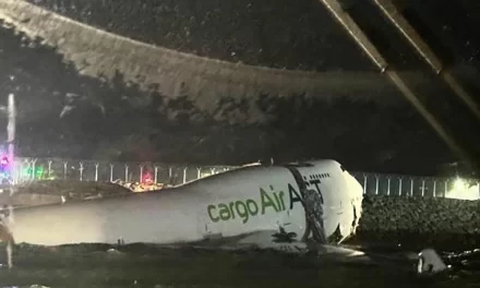 હોંગકોંગ એરપોર્ટ પર મોટી દુર્ઘટના: કાર્ગો પ્લેન રનવે પરથી ફંટાઈને સમુદ્રમાં ખાબક્યું