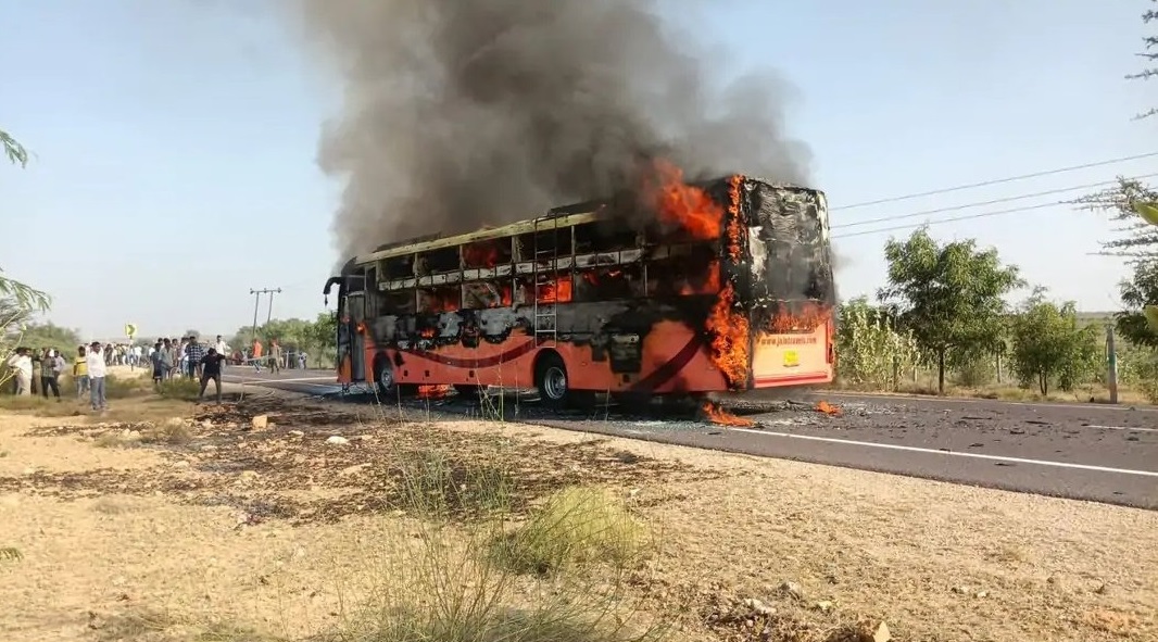 જૈસલમેરમાં ભયાનક અકસ્માત: ચાલતી બસમાં આગ લાગતાં 20થી વધુનાં મોત