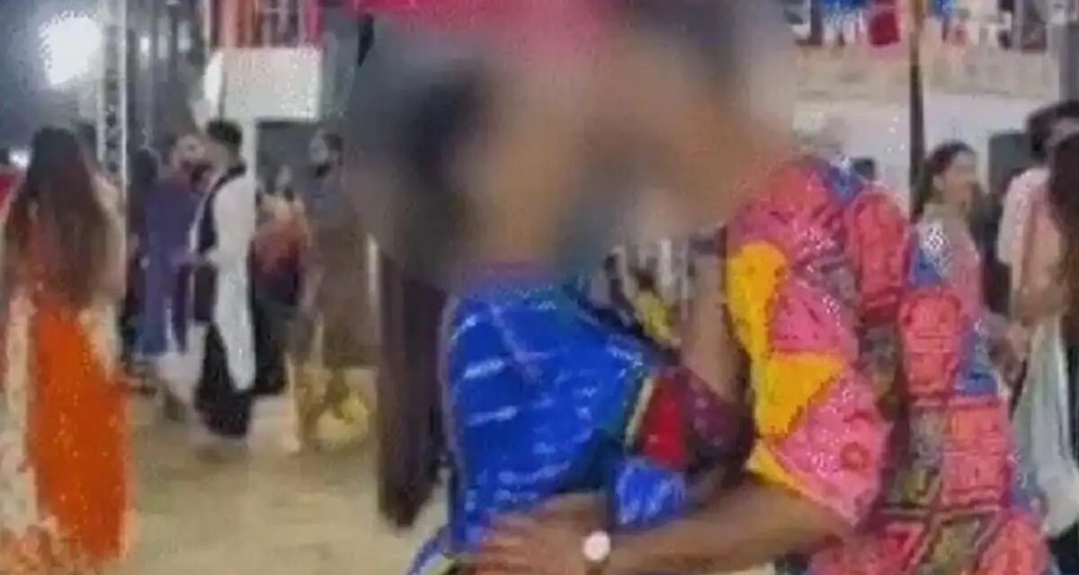 વડોદરાના યુનાઇટેડ વેમાં અશ્લીલતા ફેલાવનાર ઓસ્ટ્રેલિયન NRI દંપતીએ માફી માંગી !