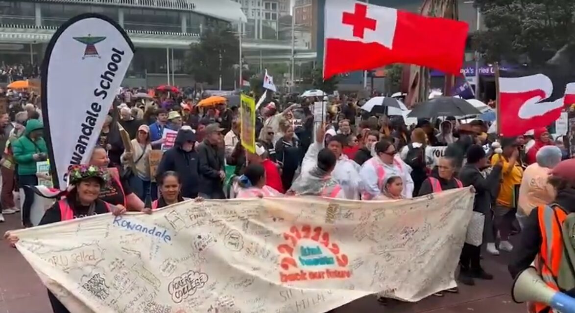 ન્યૂઝીલેન્ડના 1 લાખથી વધુ સરકારી કર્મચારીઓની ઐતિહાસિક હડતાળ