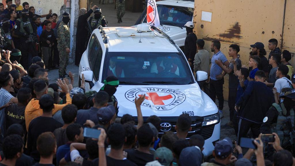 યુદ્ધવિરામ કરારમાં મોટી સફળતા: રેડ ક્રોસે ગાઝામાંથી પ્રથમ બંધકોને ઇઝરાયલને સોંપ્યા