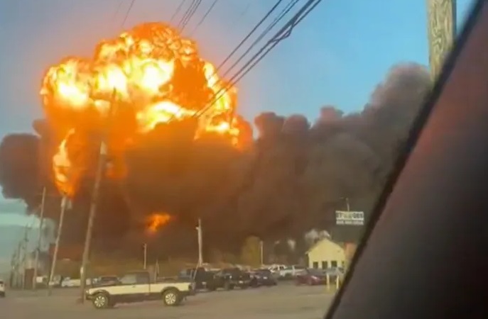 લુઈસવિલે એરપોર્ટ પર UPS કાર્ગો પ્લેન ક્રેશ: ભીષણ આગ, અનેક લોકો ઘાયલ