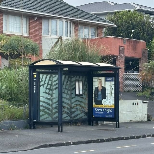 ઑકલેન્ડના બસ સ્ટોપ પરથી સીટોની ભેદી ચોરી! છતાં AT ચૂપ