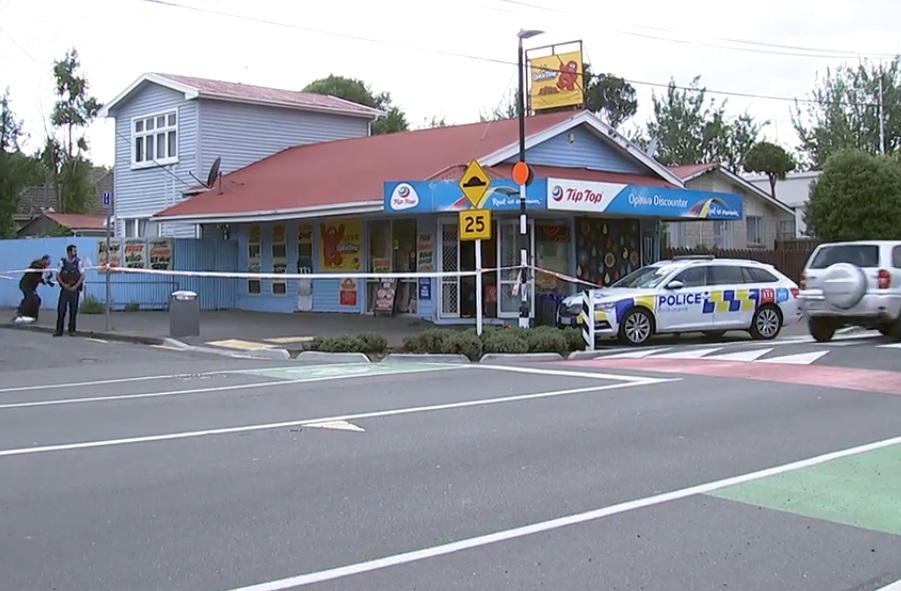 ક્રાઇસ્ટચર્ચમાં ડેરીમાં લૂંટ, કર્મચારી પર છરીથી હુમલો: ત્રણ આરોપીઓની શોધખોળ