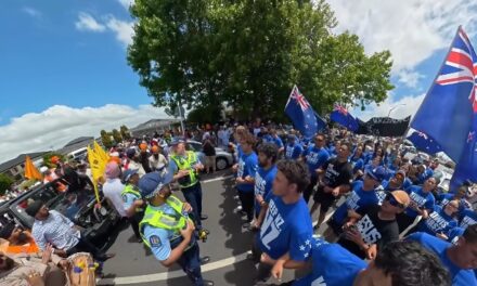 સાઉથ ઓકલેન્ડમાં શિખ પરેડ દરમિયાન ભારે હોબાળો: નગર કિર્તન દરમિયાન બ્રાયન તામાકીના સમર્થકોનું વિરોધ પ્રદર્શન