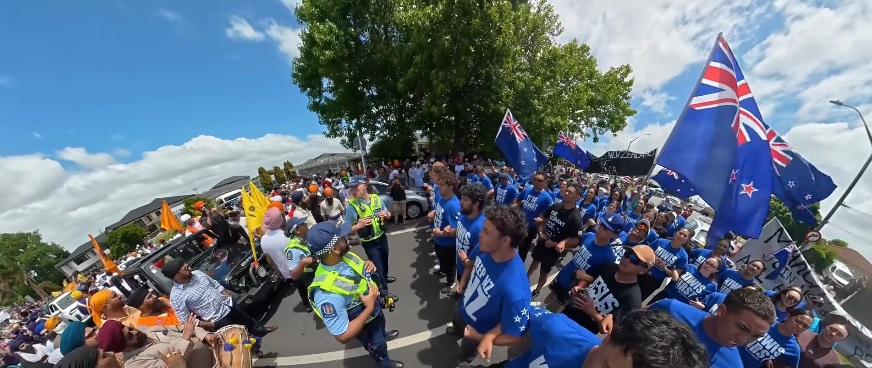 સાઉથ ઓકલેન્ડમાં શિખ પરેડ દરમિયાન ભારે હોબાળો: નગર કિર્તન દરમિયાન બ્રાયન તામાકીના સમર્થકોનું વિરોધ પ્રદર્શન