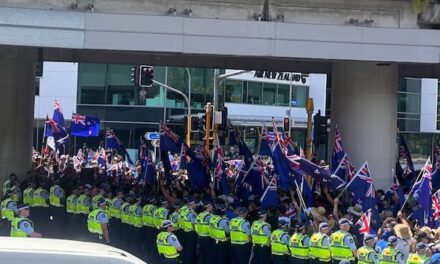 ઓકલેન્ડ: હાર્બર બ્રિજ પર કૂચ કરી રહેલા પ્રદર્શનકારીઓને પોલીસે અટકાવ્યા