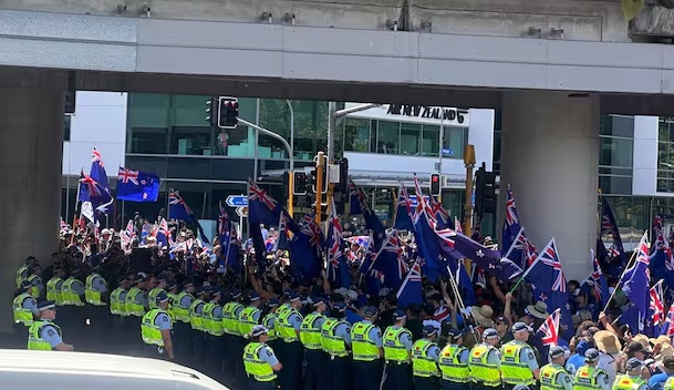 ઓકલેન્ડ: હાર્બર બ્રિજ પર કૂચ કરી રહેલા પ્રદર્શનકારીઓને પોલીસે અટકાવ્યા