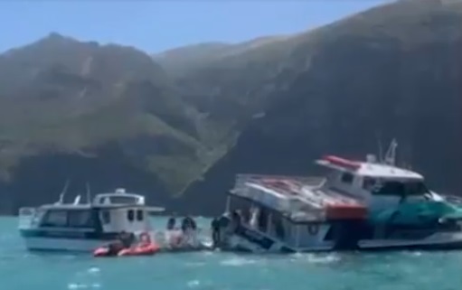 ન્યુઝીલેન્ડ: અકારાઉમાં પ્રવાસી બોટ દરિયામાં પલટી, 39 મુસાફરોનો આબાદ બચાવ