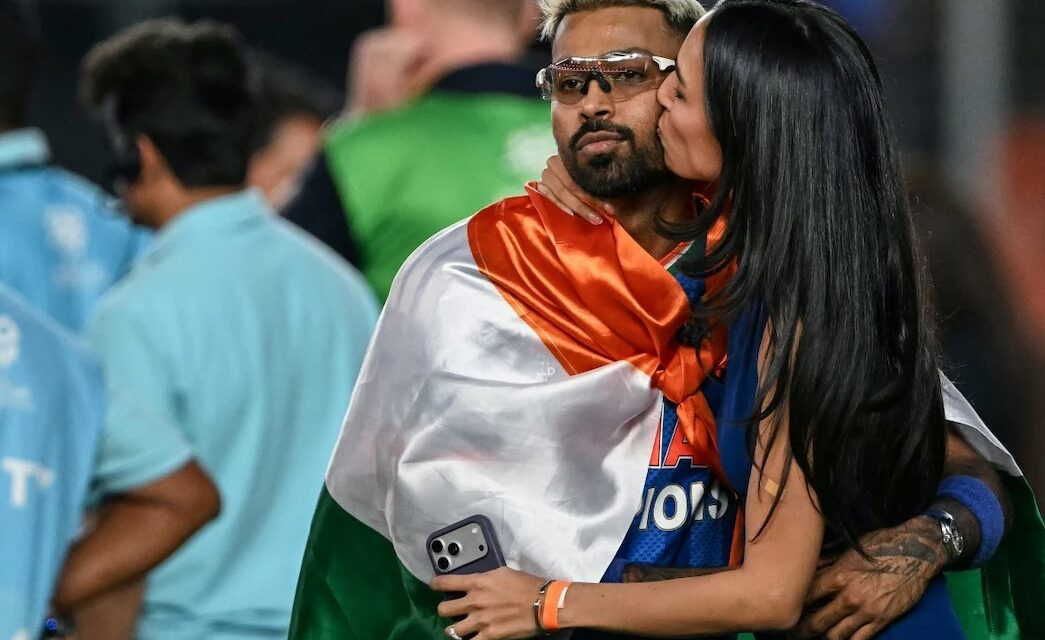 હાર્દિક પંડ્યા વિરુદ્ધ FIR, રાષ્ટ્રધ્વજ લપેટીને ગર્લફ્રેન્ડ સાથે ‘અશોભનીય’ વર્તન બદલ પોલીસ ફરિયાદ