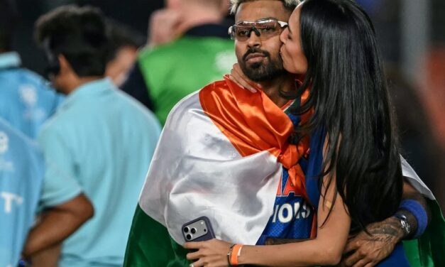 હાર્દિક પંડ્યા વિરુદ્ધ FIR, રાષ્ટ્રધ્વજ લપેટીને ગર્લફ્રેન્ડ સાથે ‘અશોભનીય’ વર્તન બદલ પોલીસ ફરિયાદ